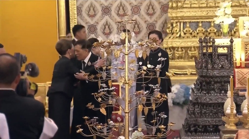 ในหลวง ทรงคมและทรงสวมกอด ทูลกระหม่อมหญิงอุบลรัตนราชกัญญา ในหลวง ทรงคมและทรงสวมกอด ทูลกระหม่อมหญิงอุบลรัตนราชกัญญา