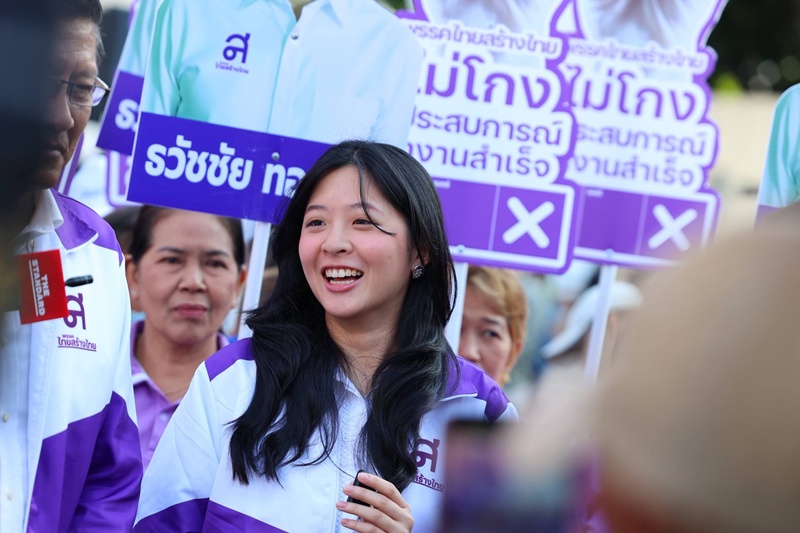คุณหญิงสุดารัตน์ เกยุราพันธุ์ คุณหญิงสุดารัตน์ เกยุราพันธุ์