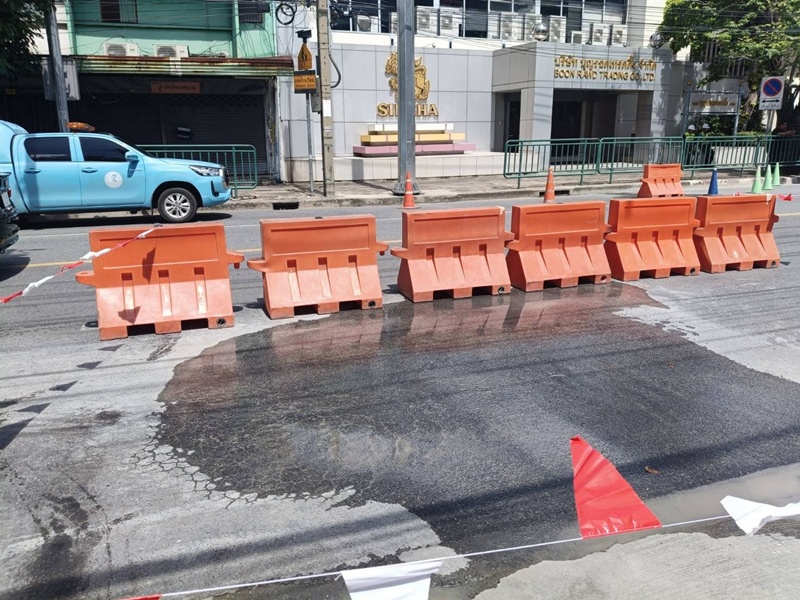 น้ำรั่วซึมขึ้นผิวจราจร ตรงข้ามบุญรอด น้ำรั่วซึมขึ้นผิวจราจร ตรงข้ามบุญรอด