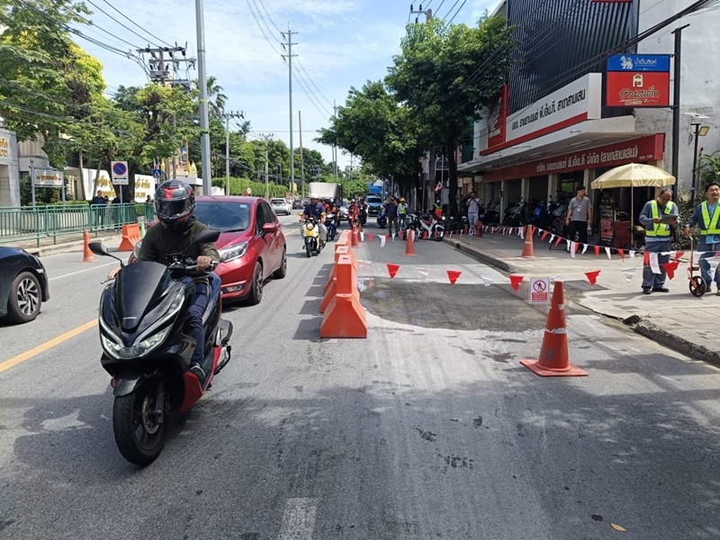 น้ำรั่วซึมขึ้นผิวจราจร ตรงข้ามบุญรอด น้ำรั่วซึมขึ้นผิวจราจร ตรงข้ามบุญรอด