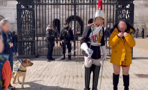 สาวไทยถ่ายรูปคู่ทหารรักษาพระองค์หน้าพระราชวังอังกฤษ สาวไทยถ่ายรูปคู่ทหารรักษาพระองค์หน้าพระราชวังอังกฤษ