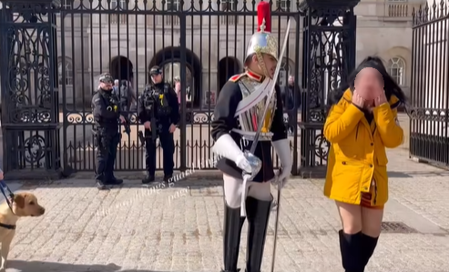 สาวไทยถ่ายรูปคู่ทหารรักษาพระองค์หน้าพระราชวังอังกฤษ สาวไทยถ่ายรูปคู่ทหารรักษาพระองค์หน้าพระราชวังอังกฤษ