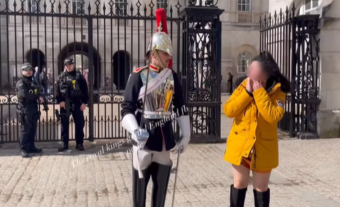 สาวไทยถ่ายรูปคู่ทหารรักษาพระองค์หน้าพระราชวังอังกฤษ สาวไทยถ่ายรูปคู่ทหารรักษาพระองค์หน้าพระราชวังอังกฤษ