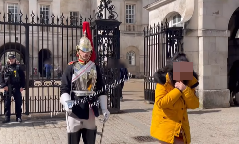 สาวไทยถ่ายรูปคู่ทหารรักษาพระองค์หน้าพระราชวังอังกฤษ สาวไทยถ่ายรูปคู่ทหารรักษาพระองค์หน้าพระราชวังอังกฤษ