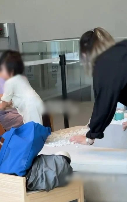 ลูกเล่นหินตกแต่งในร้านคาเฟ่ ลูกเล่นหินตกแต่งในร้านคาเฟ่