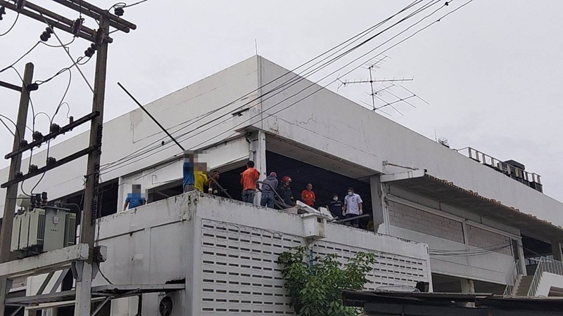 แผ่นคอนกรีตล้มทับคนงาน แผ่นคอนกรีตล้มทับคนงาน