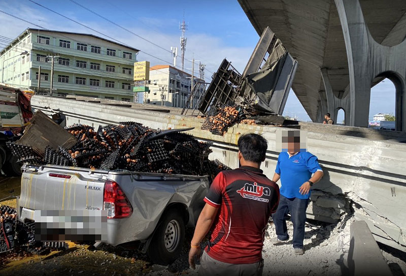 รถบรรทุกชนสะพานลอยบางนา-ตราด กม.34 ถล่มทับรถ รถบรรทุกชนสะพานลอยบางนา-ตราด กม.34 ถล่มทับรถ