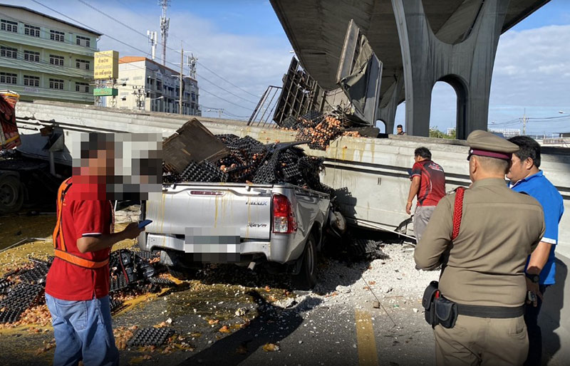 รถบรรทุกชนสะพานลอยบางนา-ตราด กม.34 ถล่มทับรถ รถบรรทุกชนสะพานลอยบางนา-ตราด กม.34 ถล่มทับรถ