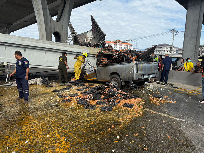 รถบรรทุกชนสะพานลอย บางนา-ตราด กม.34 ถล่มทับรถ รถบรรทุกชนสะพานลอย บางนา-ตราด กม.34 ถล่มทับรถ