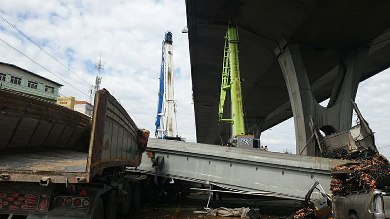 รถบรรทุกชนสะพานลอย บางนา-ตราด กม.34 ถล่มทับรถ รถบรรทุกชนสะพานลอย บางนา-ตราด กม.34 ถล่มทับรถ