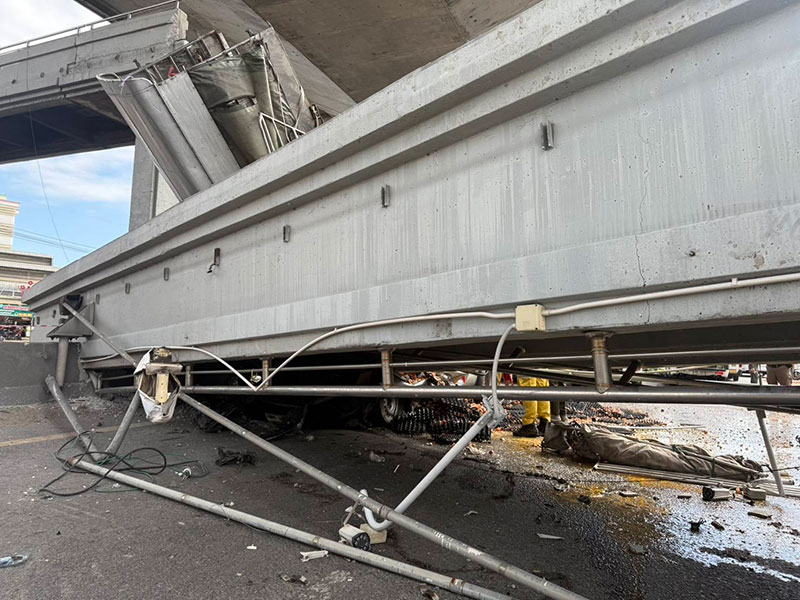 รถบรรทุกชนสะพานลอย บางนา-ตราด กม.34 ถล่มทับรถ รถบรรทุกชนสะพานลอย บางนา-ตราด กม.34 ถล่มทับรถ