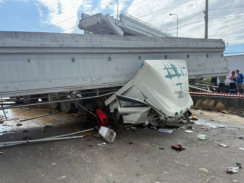 รถบรรทุกชนสะพานลอย บางนา-ตราด กม.34 ถล่มทับรถ รถบรรทุกชนสะพานลอย บางนา-ตราด กม.34 ถล่มทับรถ