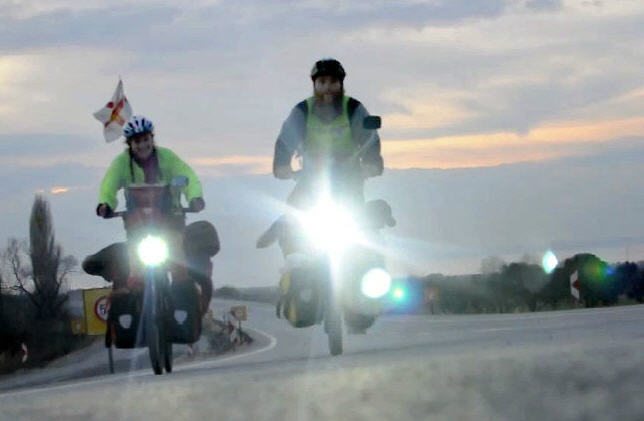 คู่สามีภรรยาชาวอังกฤษที่ปั่นจักรยานรอบโลก เสียชีวิตในไทย