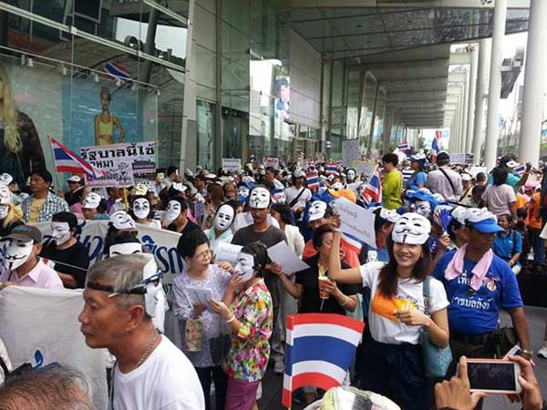 หน้ากากขาว รวมตัวหน้าเซ็นทรัลเวิลด์ หน้ากากขาว รวมตัวหน้าเซ็นทรัลเวิลด์