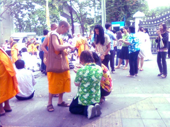 เว็บวัดธรรมกาย ชี้ คนกรุงปลื้มทำบุญธุดงค์ธรรมชัย