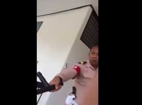 โหด! ทหารเรือยกพวก 30 คน รุมสกรัมคู่กรณีกลางโรงพัก โหด! ทหารเรือยกพวก 30 คน รุมสกรัมคู่กรณีกลางโรงพัก