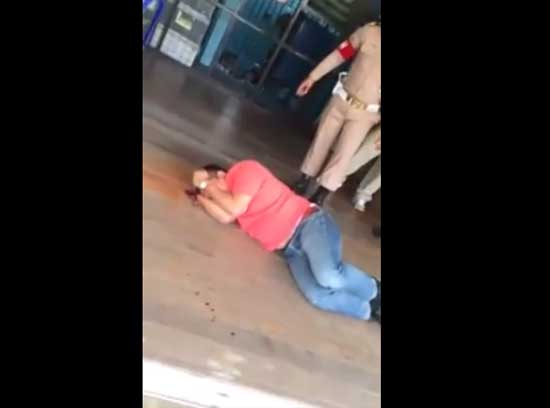 โหด! ทหารเรือยกพวก 30 คน รุมสกรัมคู่กรณีกลางโรงพัก โหด! ทหารเรือยกพวก 30 คน รุมสกรัมคู่กรณีกลางโรงพัก