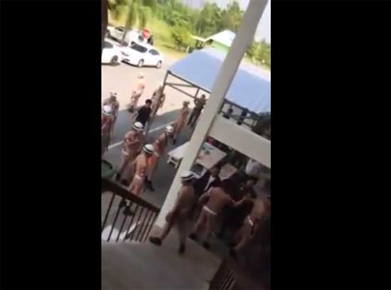 โหด! ทหารเรือยกพวก 30 คน รุมสกรัมคู่กรณีกลางโรงพัก โหด! ทหารเรือยกพวก 30 คน รุมสกรัมคู่กรณีกลางโรงพัก