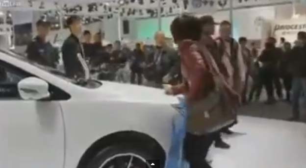 หญิงจีนคลั่งขีดข่วนรถกลางงานมอเตอร์โชว์ จี้สามีซื้อให้ หญิงจีนคลั่งขีดข่วนรถกลางงานมอเตอร์โชว์ จี้สามีซื้อให้