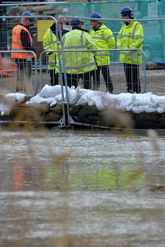 เฮอร์ริเคนซาเวอร์ ถล่มตอนเหนือของทวีปยุโรป เสียชีวิต 10 ราย เฮอร์ริเคนซาเวอร์ ถล่มตอนเหนือของทวีปยุโรป เสียชีวิต 10 ราย