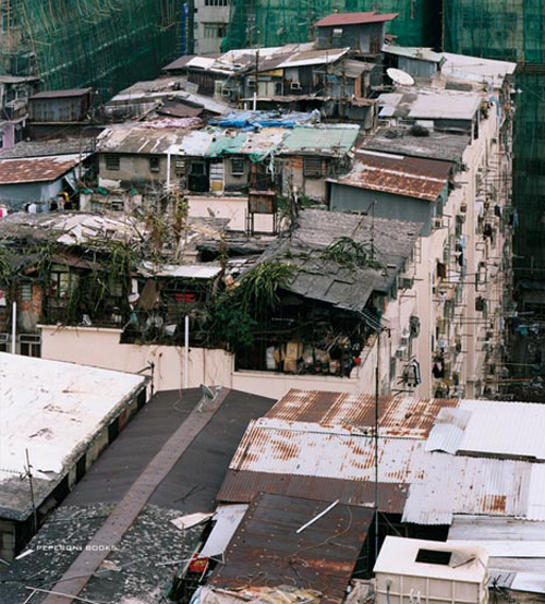 ฮ่องกงอาศัยตามดาดฟ้าตึก หลังค่าที่อยู่อาศัยแพงหูฉี่ ฮ่องกงอาศัยตามดาดฟ้าตึก หลังค่าที่อยู่อาศัยแพงหูฉี่