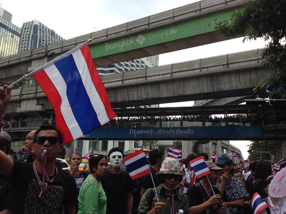 หมอตุลย์ รวมพลมวลชนหน้า CTW ค้านนิรโทษฯ-เขาพระวิหาร หมอตุลย์ รวมพลมวลชนหน้า CTW ค้านนิรโทษฯ-เขาพระวิหาร