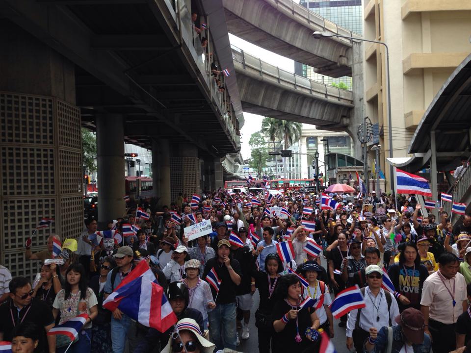 หมอตุลย์ รวมพลมวลชนหน้า CTW ค้านนิรโทษฯ-เขาพระวิหาร หมอตุลย์ รวมพลมวลชนหน้า CTW ค้านนิรโทษฯ-เขาพระวิหาร