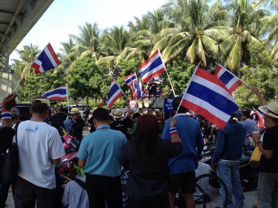 ดร.สมเกียรติ อ่อนวิมล เตือนมวลชน อย่าคุกคามสื่อ ที่ทำอยู่เป็นเผด็จการ ดร.สมเกียรติ อ่อนวิมล เตือนมวลชน อย่าคุกคามสื่อ ที่ทำอยู่เป็นเผด็จการ