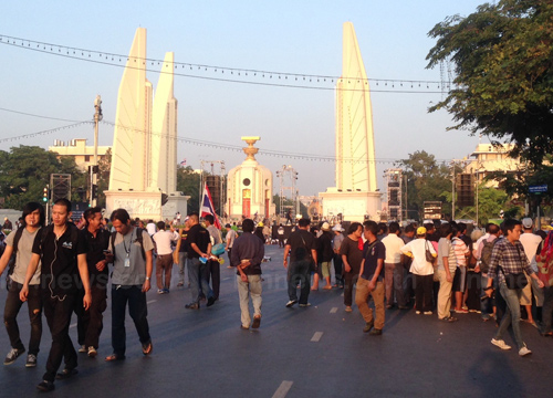 ม็อบ ม็อบ