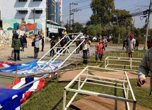 คนเสื้อแดงเชียงใหม่ ลุกฮือเผาเวที กปปส. คนเสื้อแดงเชียงใหม่ ลุกฮือเผาเวที กปปส.