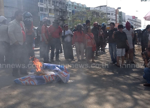 คนเสื้อแดงเชียงใหม่ ลุกฮือเผาเวที กปปส. คนเสื้อแดงเชียงใหม่ ลุกฮือเผาเวที กปปส.