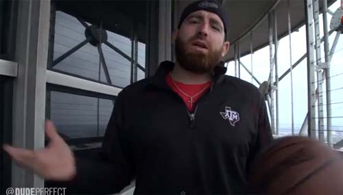 หนุ่มมะกันโยนลูกบาสจากหอสูง 168 ม. ลงห่วงสำเร็จ หนุ่มมะกันโยนลูกบาสจากหอสูง 168 ม. ลงห่วงสำเร็จ