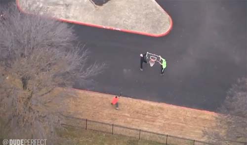 หนุ่มมะกันโยนลูกบาสจากหอสูง 168 ม. ลงห่วงสำเร็จ หนุ่มมะกันโยนลูกบาสจากหอสูง 168 ม. ลงห่วงสำเร็จ