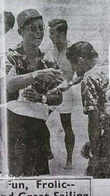 ทรงแย้มสรวล ทรงแย้มสรวล