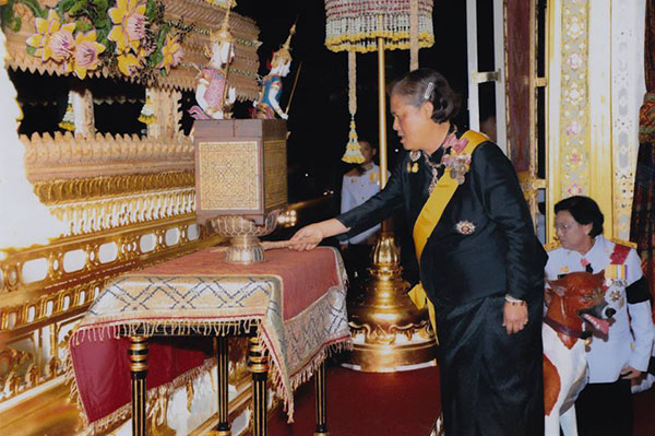 ภาพพระราชทาน สมเด็จพระเจ้าอยู่หัว - สมเด็จพระเทพฯ ถวายพระเพลิงพระบรมศพ ภาพพระราชทาน สมเด็จพระเจ้าอยู่หัว - สมเด็จพระเทพฯ ถวายพระเพลิงพระบรมศพ