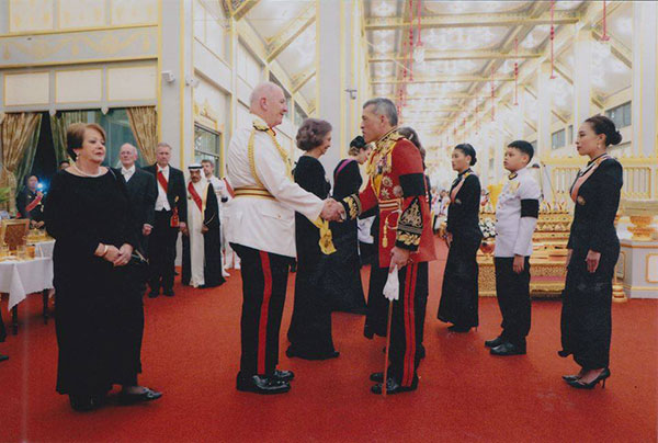 ภาพพระราชทาน สมเด็จพระเจ้าอยู่หัว - สมเด็จพระเทพฯ ถวายพระเพลิงพระบรมศพ ภาพพระราชทาน สมเด็จพระเจ้าอยู่หัว - สมเด็จพระเทพฯ ถวายพระเพลิงพระบรมศพ