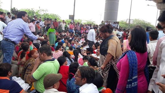 ช็อก ! นักเรียนแค้นครูไล่ออกเพราะไม่มาเรียน บุกแทงครูดับอนาถต่อหน้าเพื่อน ช็อก ! นักเรียนแค้นครูไล่ออกเพราะไม่มาเรียน บุกแทงครูดับอนาถต่อหน้าเพื่อน