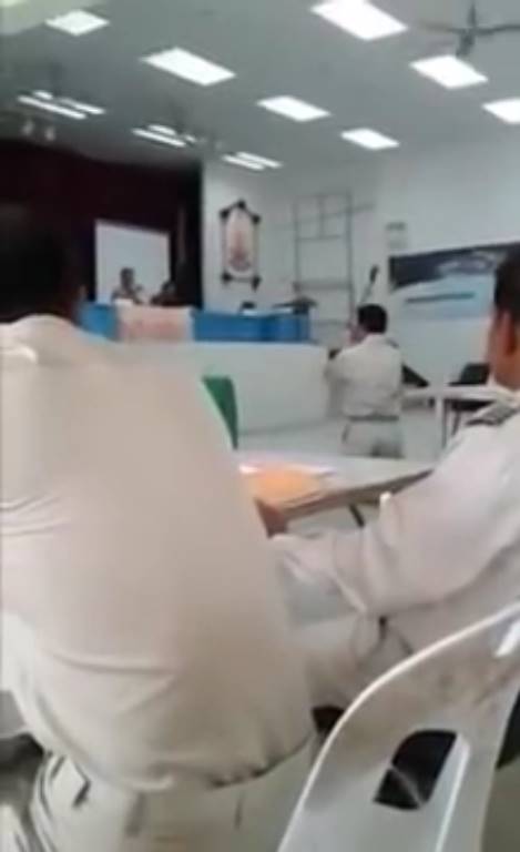 ผู้ใหญ่บ้านก้มกราบกลางที่ประชุม วอนเลิกเก็บงบสูตรลับ ผู้ใหญ่บ้านก้มกราบกลางที่ประชุม วอนเลิกเก็บงบสูตรลับ