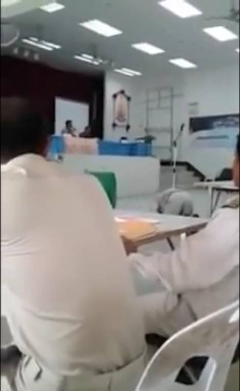 ผู้ใหญ่บ้านก้มกราบกลางที่ประชุม วอนเลิกเก็บงบสูตรลับ ผู้ใหญ่บ้านก้มกราบกลางที่ประชุม วอนเลิกเก็บงบสูตรลับ