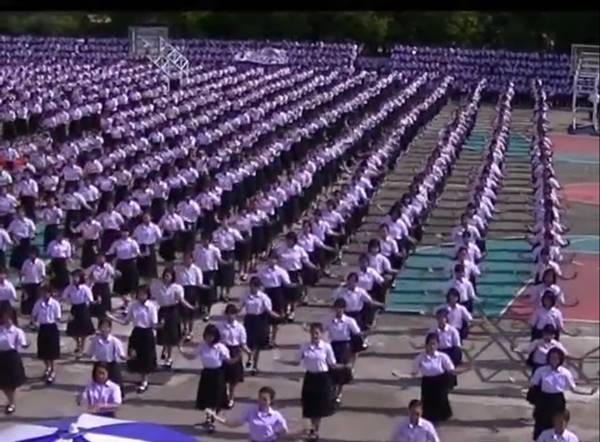 ครูนักเรียนสตรีฯ เมืองอุดร รวมใจฟ้อนหมู่ ครูนักเรียนสตรีฯ เมืองอุดร รวมใจฟ้อนหมู่