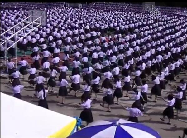 ครูนักเรียนสตรีฯ เมืองอุดร รวมใจฟ้อนหมู่ ครูนักเรียนสตรีฯ เมืองอุดร รวมใจฟ้อนหมู่
