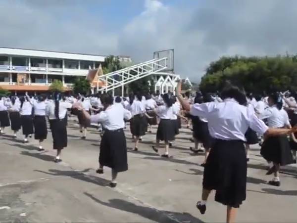 ครูนักเรียนสตรีฯ เมืองอุดร รวมใจฟ้อนหมู่ ครูนักเรียนสตรีฯ เมืองอุดร รวมใจฟ้อนหมู่