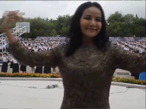 ครูนักเรียนสตรีฯ เมืองอุดร รวมใจฟ้อนหมู่ ครูนักเรียนสตรีฯ เมืองอุดร รวมใจฟ้อนหมู่