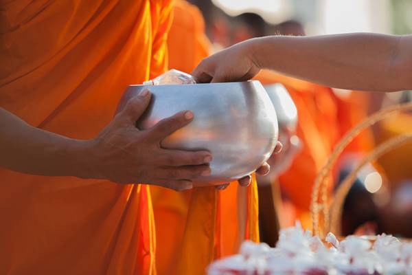 ใส่บาตร ใส่บาตร