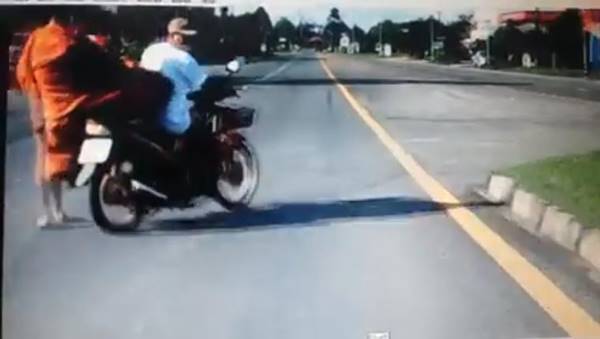 พระกระโดดลงจากรถ พระกระโดดลงจากรถ