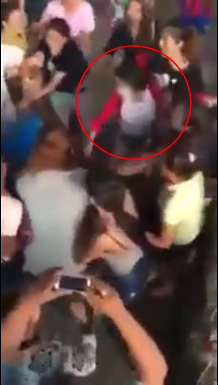 คนตบกันมีดาราอยู่ด้วย คนตบกันมีดาราอยู่ด้วย