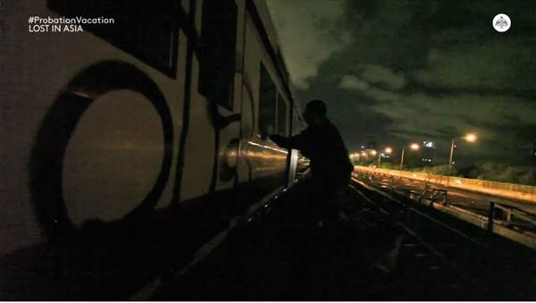 แอบพ่นกราฟิตี้ MRT แอบพ่นกราฟิตี้ MRT