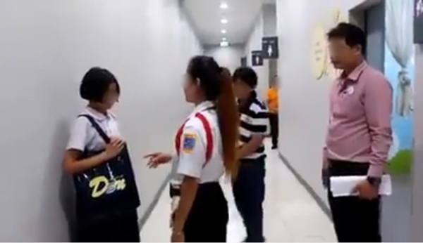 เด็กถูกกล่าวหาว่าขโมยเสื้อ เด็กถูกกล่าวหาว่าขโมยเสื้อ