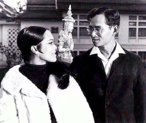 ในหลวง พระราชินี ในหลวง พระราชินี