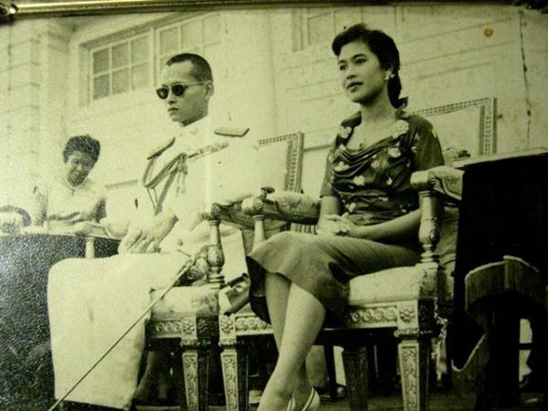 ในหลวง พระราชินี ในหลวง พระราชินี